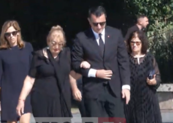 VIDEOLAJM / Homazhet për Kadarenë, Helena e veshur me të zeza shoqërohet nga Veliaj
