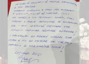 Berisha “merr pjesë” në homazhet për Kadarenë, çon ‘delegatë’ dhe kurorë, Boçi lë shënime në emër të tij