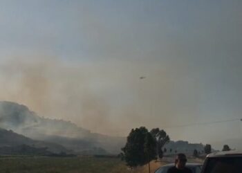 Zjarri në Dropull, flakët rrezikojnë banesat, policia bllokon qarkullimin e mjeteve