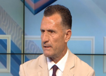 “Taksitë dhe dyqanet e modës bëjnë pastrim parash”, trondit avokati: Njerëzit nuk blejnë dot aq shtrenjtë