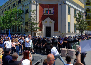 Policia ‘injoron’ PD dhe PL, nuk vendos gardh metalik, militantët “rrethojnë” me goma Bashkinë e Tiranës