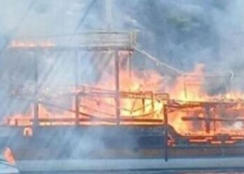 Tym, flakë e kaos/ Digjet jahti në Turqi, lëndohen 17 turistë, tre në gjendje të rëndë