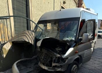 Aksident në Itali, furgoni me turistë shqiptar përplaset me murin, plagosen 16 persona