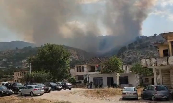 Zjarri në Dropull zbret mbi fshatin Sofratikë, flakët rrezikojnë banesat