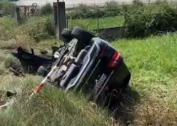 Aksident në aksin Berat- Lushnjë! ‘Toyota’ i pret rrugën automjetit, familja përfundon në kanal