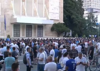 LIVE! Nis protesta e opozitës: Duam lirimin e Berishës dhe qeveri teknike
