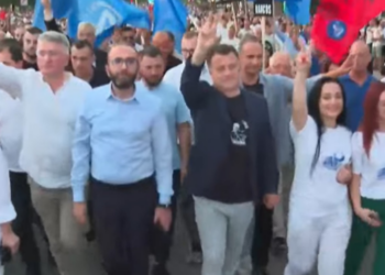 Protesta para Kryeministrisë/ Berisha në arrest shtëpie, ua “besoi” militantët Nokës e Bardhit