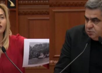“Janë parkuar makina në rrënojat historike të Butrintit”, ministri Gonxhe I përgjigjet Zhupës: Është mjeti i arkeologut!