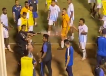 Tronditet futbolli brazilian, polici qëllon portierin brenda në fushë (VIDEO)