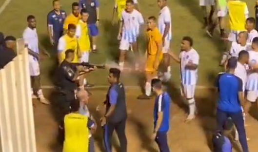 Tronditet futbolli brazilian, polici qëllon portierin brenda në fushë (VIDEO)