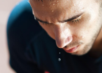 Sëmundjet që shkaktojnë djersitjen e tepërt, ja disa këshilla si t’i trajtoni në shtëpi