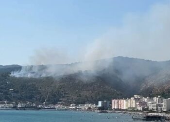 Vatër aktive zjarri në malin e Shëngjinit, rrezikohen banesat ku qëndrojnë pushuesit