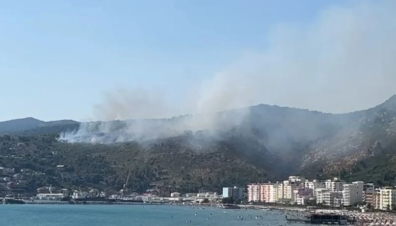 Vatër aktive zjarri në malin e Shëngjinit, rrezikohen banesat ku qëndrojnë pushuesit