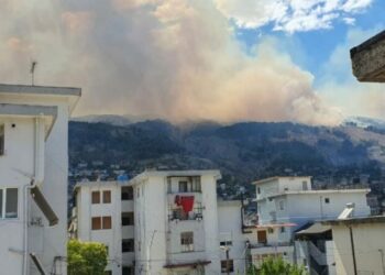 Vatër aktive zjarri në pishat e liqenit të Viroit, retë e tymit mbulojnë qytetin e Gjirokastrës