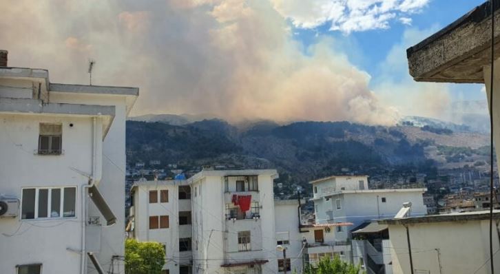 Vatër aktive zjarri në pishat e liqenit të Viroit, retë e tymit mbulojnë qytetin e Gjirokastrës