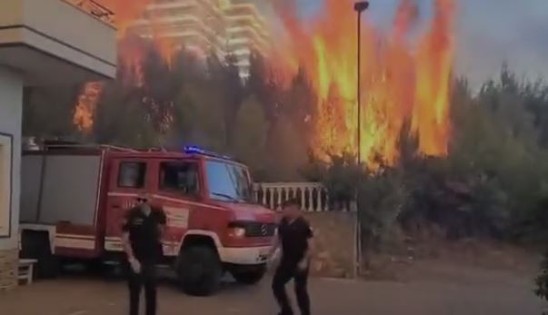 Zjarri i frikshëm në Shëngjin, këngëtari i njohur shqiptar anulon koncertin