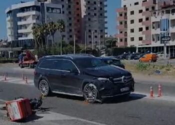 Aksident në Durrës/ 44-vjeçari me motor përplaset nga “Benzi”, përfundon në spital në gjendje të rëndë