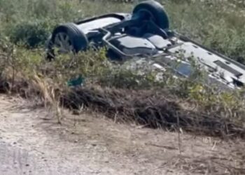 Aksident në aksin Fier-Marinëz, makina përfundon në kanal! Tre të plagosur