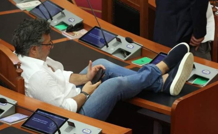 FOTOLAJM/ Opozita hidhte shishe drejt Ramës, Paloka këmbë mbi këmbë mbi tavolinë, çfarë nuk u pa gjatë seancës së sotme në Kuvend