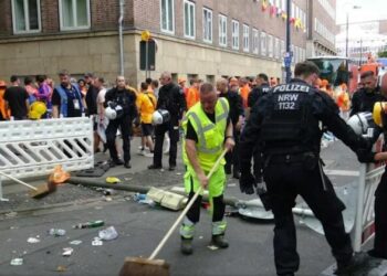 VIDEO/ Përleshje mes tifozëve anglezë dhe holandezë, ja ç’ndodh në Dortmund