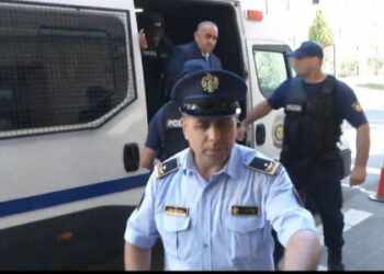 VIDEOLAJM / Me kostum dhe pa pranga në duar, Beleri mbërrin në KQZ, pritet vendimi për mandatin e Himarës