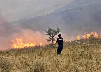 Zjarret në Dropull, zjarrfikësi pëson djegie në trup dhe fytyrë: Luftuam me orë të tëra me flakët. Rrezikoheshin familje, por…