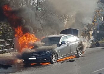 Përfshihet nga flakët një automjet në autostradë Vlorë-Levan, dyshimet e para