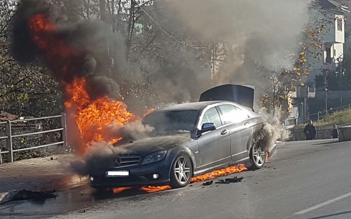 Përfshihet nga flakët një automjet në autostradë Vlorë-Levan, dyshimet e para