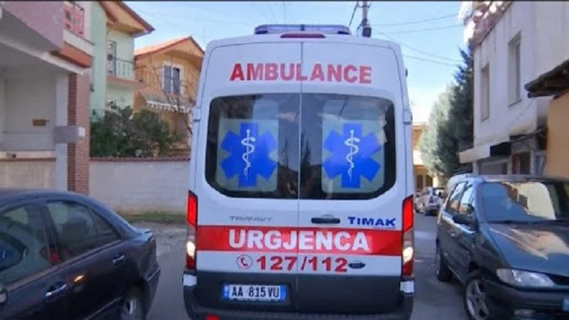 19 vjeçarja franceze lind foshnjën e saj në ambulancë në Korçë