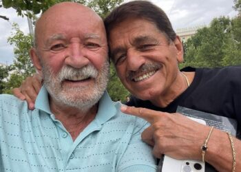 Rastësisht në sheshin e Prishtinës, video e Çun Lajçit dhe Sabri Fejzullahut emocionon ndjekësit