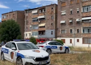 Zbardhet ngjarja në Korçë, 49-vjeçarja u lye  me lëndë djegëse, i vuri flakën vetes dhe u hodh nga ballkoni