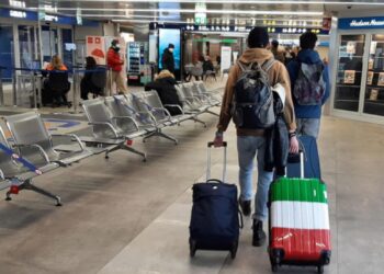 Studimi i ”Ipsos”: 35% e të rinjve italianë duan të largohen nga vendi