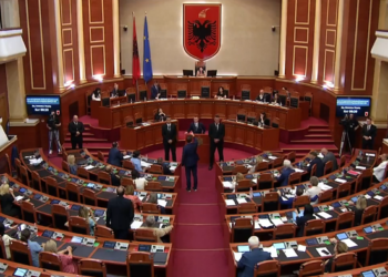 Tensione në kuvend!/ Noka i afrohet foltores ku ndodhet Altin Dumani, ndërhyn Garda