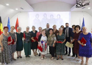Fotot/ Dekorohen parashutistet e para ushtarake të Shqipërisë