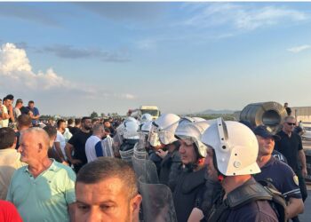 Banorët në aksin Thumanë-Kashar bllokojnë rrugën dhe përplasen fizikisht me policinë, shkaktojnë kaos me trafikun