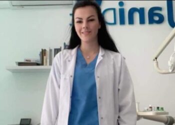 E rëndë! Po priste autobusin, infermierja shtatzënë aksidentohet për vdekje nga dy makina