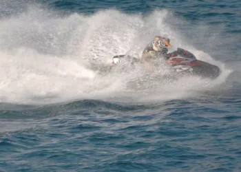 Vau i Dejës/Përplaset me shkëmbin duke lundruar me Jet Ski, lëndohet 54-vjeçari së bashku me dy vajzat e mitura