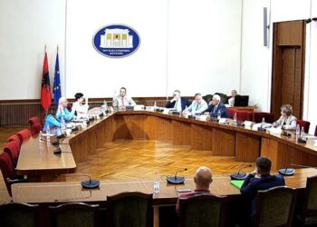 “’Cirku’ do marrë fund, jeni në paligjshmëri”/ Kërkuan zgjatjen e afateve, mazhoranca rrëzon propozimin e opozitës