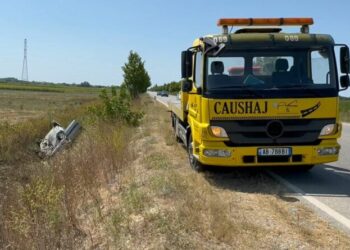 Aksident në autostradën Levan-Tepelenë, automjeti del nga rruga, përfundojnë në spital shoferi dhe pasagjeria