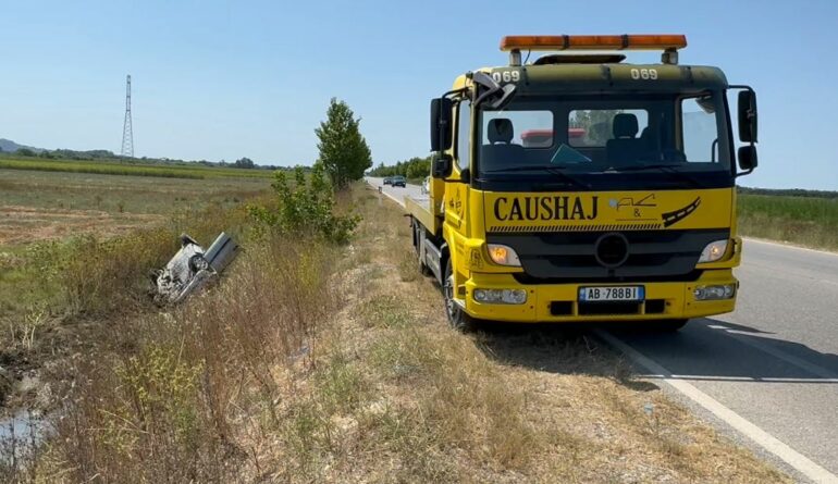 Aksident në autostradën Levan-Tepelenë, automjeti del nga rruga, përfundojnë në spital shoferi dhe pasagjeria