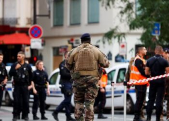 Tre të plagosur rëndë pasi një automjet futet në një kafene në Paris