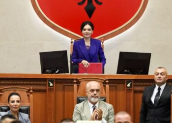Zëvendëson Lindita Nikollën, Elisa Spiropali zgjidhet Kryetare e Kuvendit me 75 vota pro
