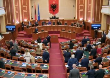 KUVENDI LIVE/ Seancë e posaçme për miratimin e ndryshimeve në qeveri, opozita kërkon debat!
