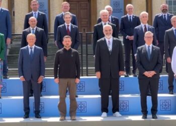 Samiti i Komunitetit Politik Evropian\ Rama ndan foton familjare krah Zelenskyt dhe Starmer