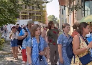 Rama poston pamje nga vizitat e turistëve në Tiranë