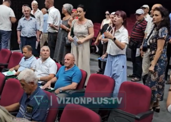 Shtrenjtimi i çmimit të ujit në Elbasan, sherr në Këshillin Bashkiak, goditet këshilltari socialist