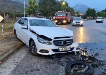 FOTO/Aksident në Memaliaj, “Benzi” përplaset me “BMW”, katër persona mbeten të blkokuar