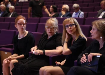 FOTOLAJM / Me të zeza dhe me lot në sy, Helena me dy vajzat në homazhet e Ismail Kadaresë