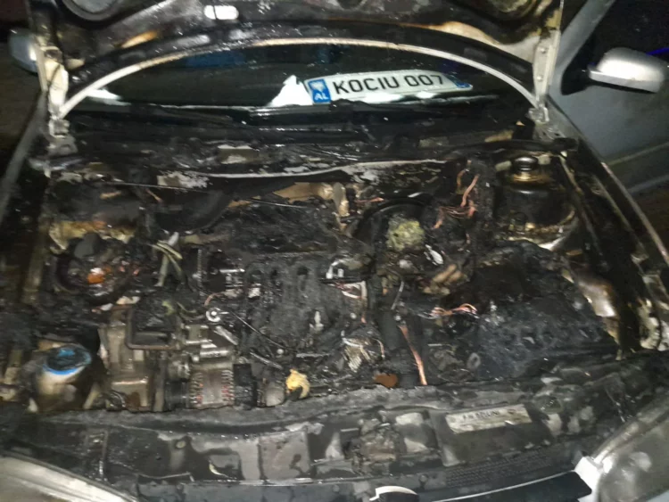 FOTO/Përfshihet nga flakët Volswageni, ndodhej në një lavazh përballë Varrezave të Dëshmorëve