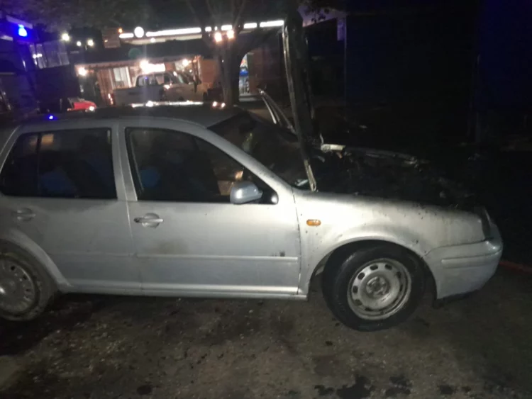 FOTO/Përfshihet nga flakët Volswageni, ndodhej në një lavazh përballë Varrezave të Dëshmorëve